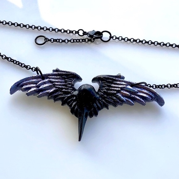 Black & metallic blue resin skull crow necklace - Picture 3 of 6
